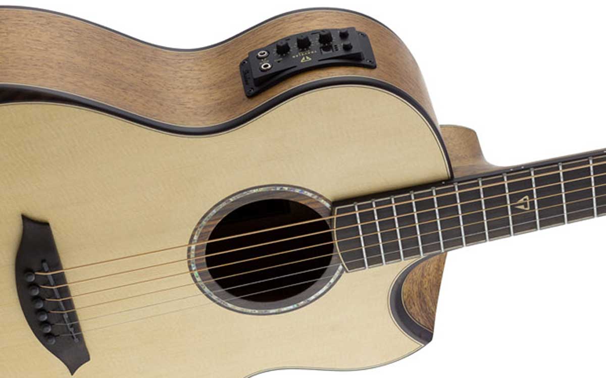 Traveler Acoustic CL-3EQ onboard controls